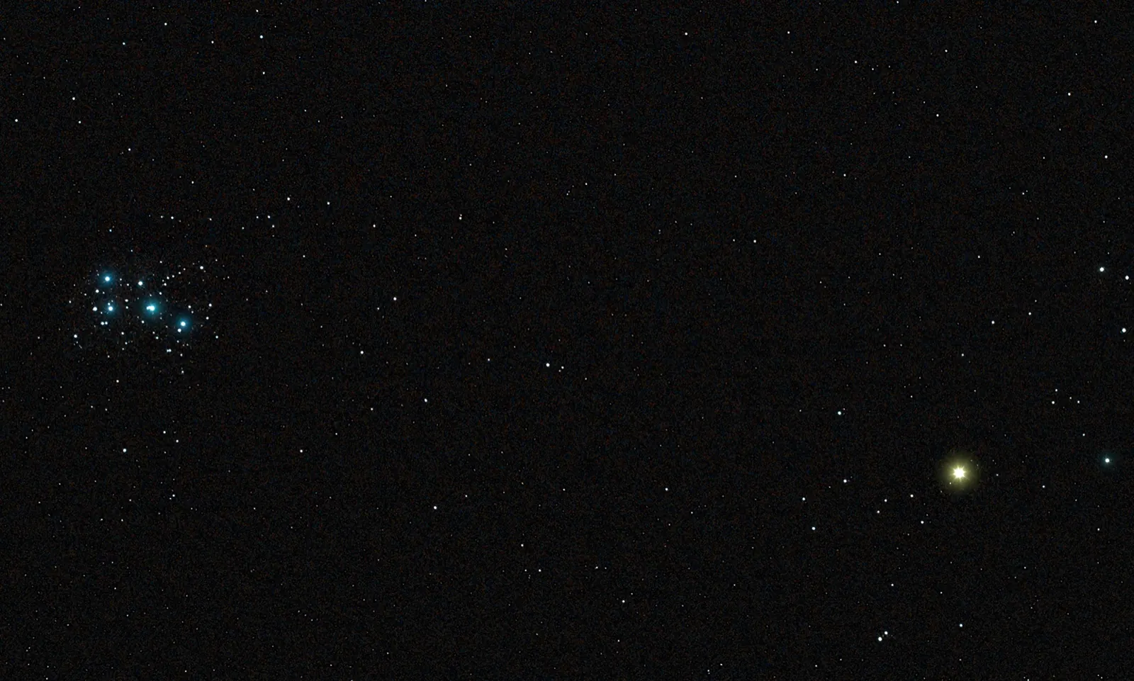 Conjunção entre as Pleiades e o planeta Marte